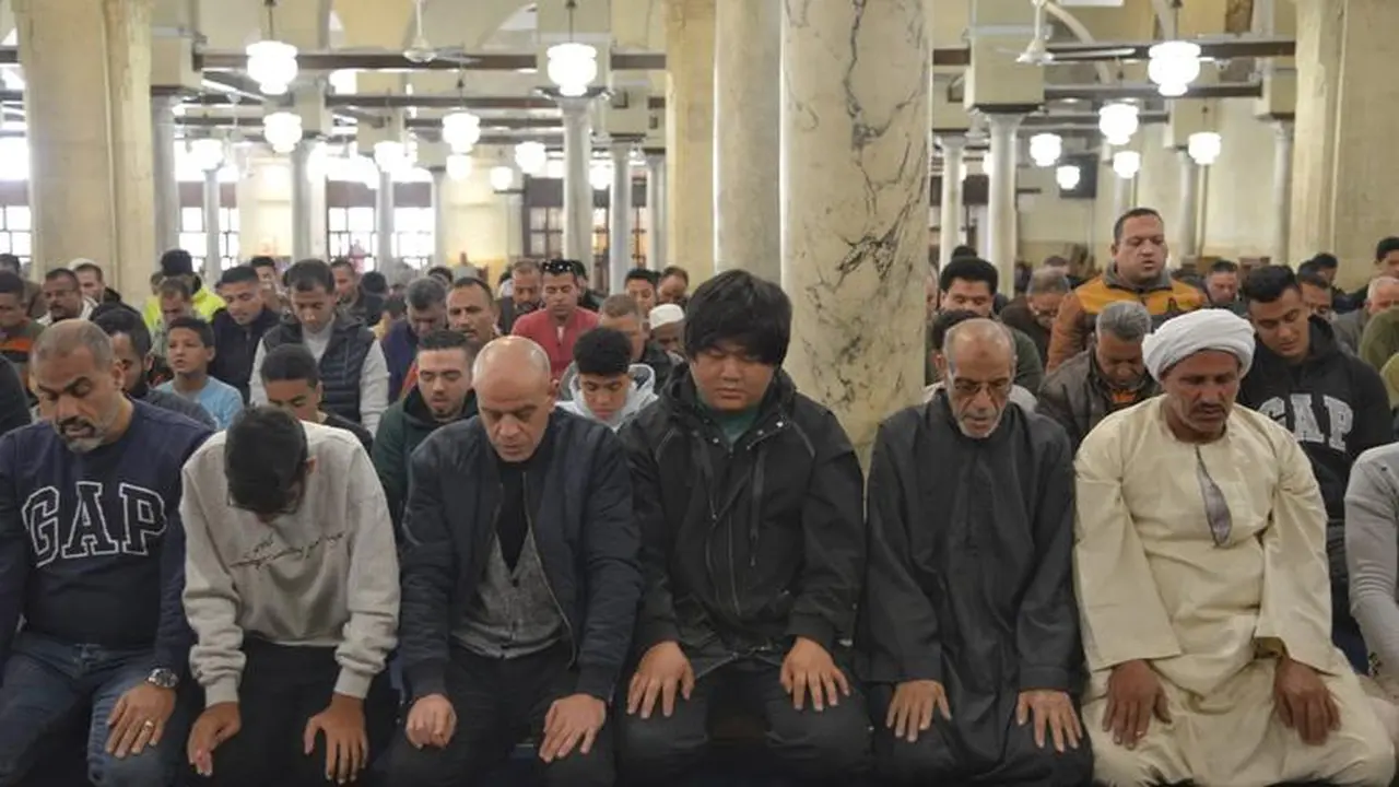 مواقيت الصلاة اليوم الأحد 12 أبريل 2026 في القاهرة والمحافظات تتباين من مدينة لأخرى، وذلك بفارق لا يزيد عن دقائق بسيطة حسب الموقع الجغرافي.